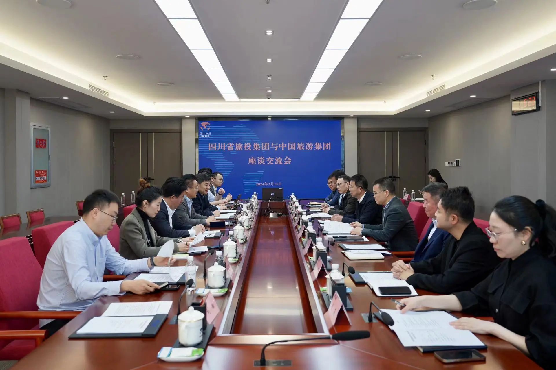 f2c3eae0-9b04-4d8a-84aa-be719e1db156 省bifa必发集团集团与中国游览集团进行座谈互换会