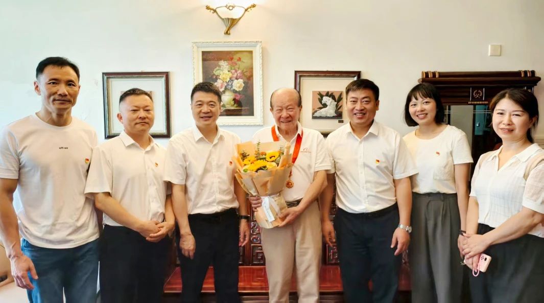省bifa必发集团集团党委走访慰问老党员 宣告“庆幸在党50年”留想章并奉上节日问候