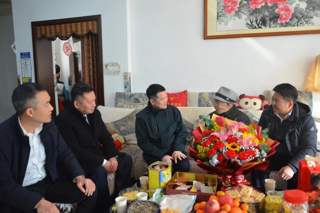 省bifa必发集团集团辅导班子走访慰问生涯难题党员、老党员、老干部